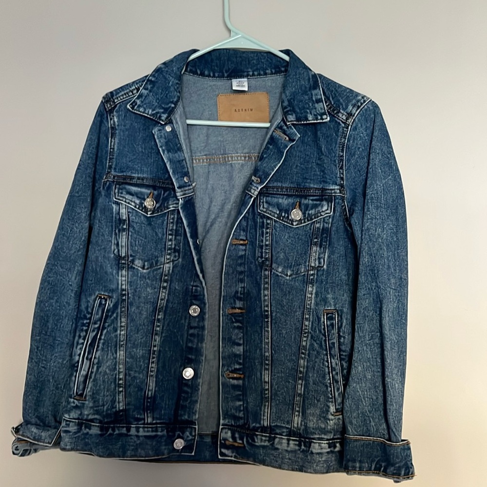 dark wash jean jacket with 4 pockets and button closure